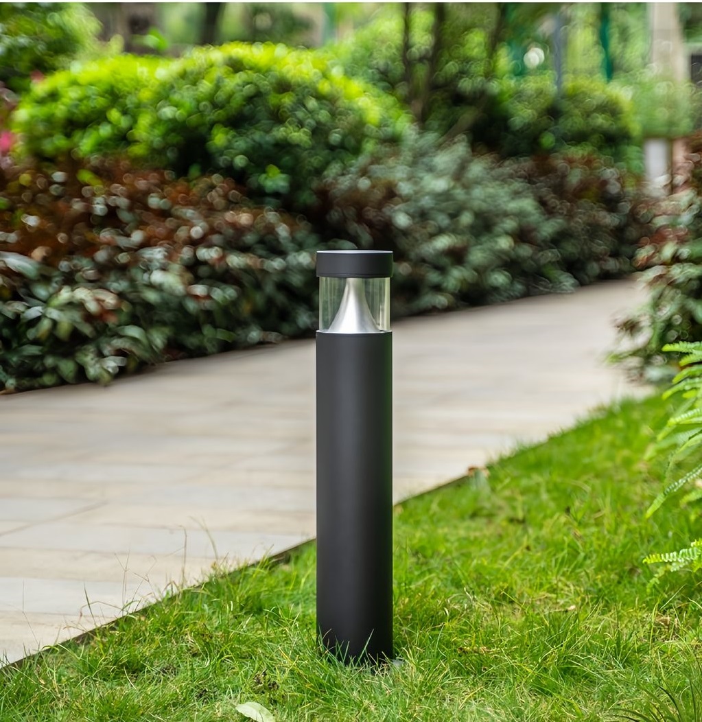 Đèn trụ sân vườn lấy cảm hứng từ phong cách tối giản đương đại, đèn trụ sân vườn LED sở hữu hình khối trụ đứng vững chãi. Thân đèn màu đen nhám sang trọng kết hợp cùng phần chụp đèn trong suốt tinh tế. Khi ánh sáng được kích hoạt, phần đầu đèn phát ra luồng sáng êm dịu. Lan tỏa đều và nhẹ nhàng, giúp không gian trở nên lung linh, thu hút mọi ánh nhìn.