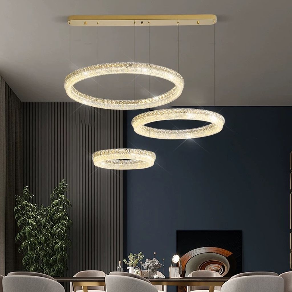 đèn chùm pha lê LED còn là một tuyệt tác nghệ thuật, góp phần định hình phong cách sống sang trọng và tinh tế. Với thiết kế vòng tròn treo tầng độc đáo cùng chất liệu pha lê cao cấp, mẫu đèn trong bộ sưu tập mới của chúng tôi mang đến vẻ đẹp lấp lánh, đậm chất hiện đại, phù hợp cho những không gian như phòng khách, phòng ăn, khách sạn, biệt thự hay nhà hàng cao cấp