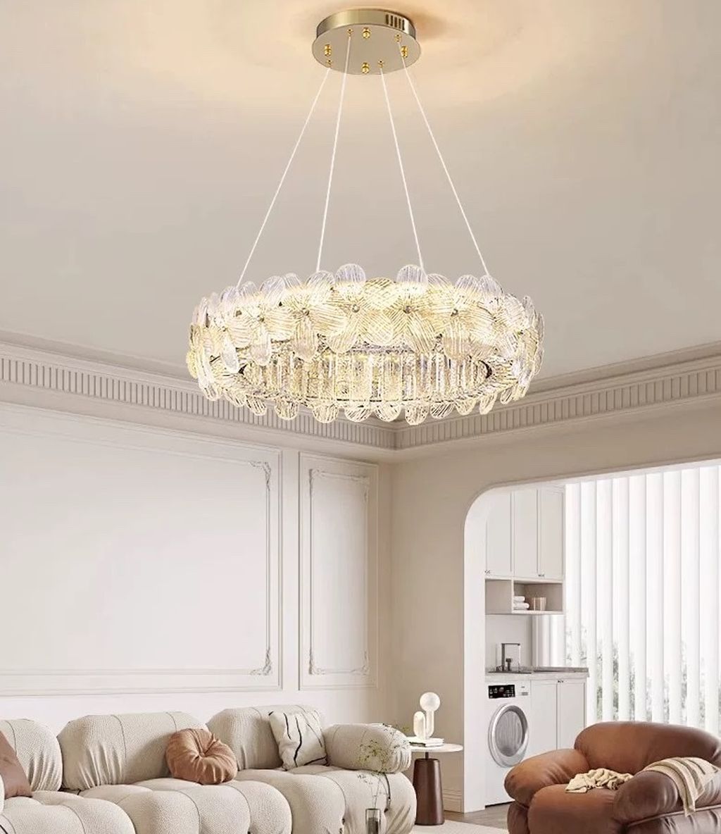 Đèn chùm pha lê hoa lá sang trọng SNT5056 sở hữu thiết kế vòng tròn lơ lửng đầy ấn tượng. Kết hợp với các thanh pha lê được cắt gọt tỉ mỉ, tạo nên hiệu ứng ánh sáng lung linh và sống động khi phát sáng. Mỗi miếng pha lê như một cánh hoa trong suốt, phản chiếu ánh sáng LED một cách mềm mại, lan tỏa khắp không gian. Mang đến cảm giác ấm áp nhưng không kém phần sang trọng.