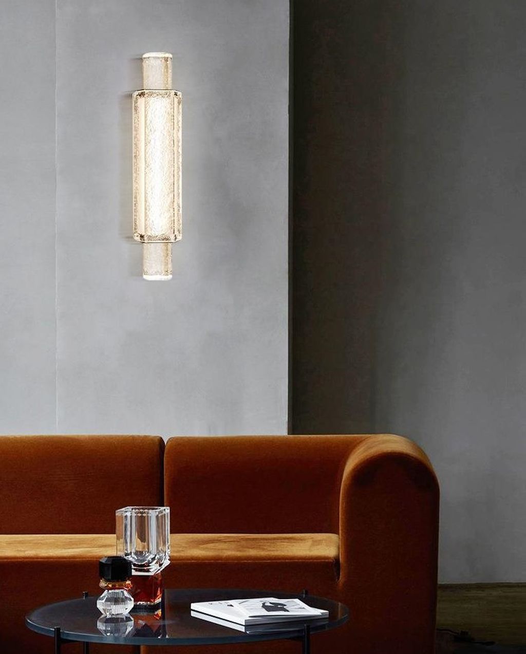 Đèn tường ốp pha lê với kiểu dáng hình trụ đứng đối xứng hai đầu, đèn mang đến cảm giác cân bằng và hài hòa cho bức tường. Thân đèn sử dụng chất liệu thủy tinh cao cấp, kết hợp hiệu ứng ánh sáng tỏa ra nhẹ nhàng nhưng nổi bật. Giúp không gian trở nên ấm áp và sang trọng.