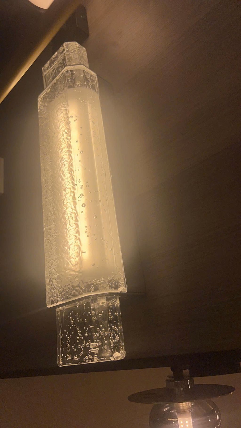 Đèn tường ốp pha lê với kiểu dáng hình trụ đứng đối xứng hai đầu, đèn mang đến cảm giác cân bằng và hài hòa cho bức tường. Thân đèn sử dụng chất liệu thủy tinh cao cấp, kết hợp hiệu ứng ánh sáng tỏa ra nhẹ nhàng nhưng nổi bật. Giúp không gian trở nên ấm áp và sang trọng.