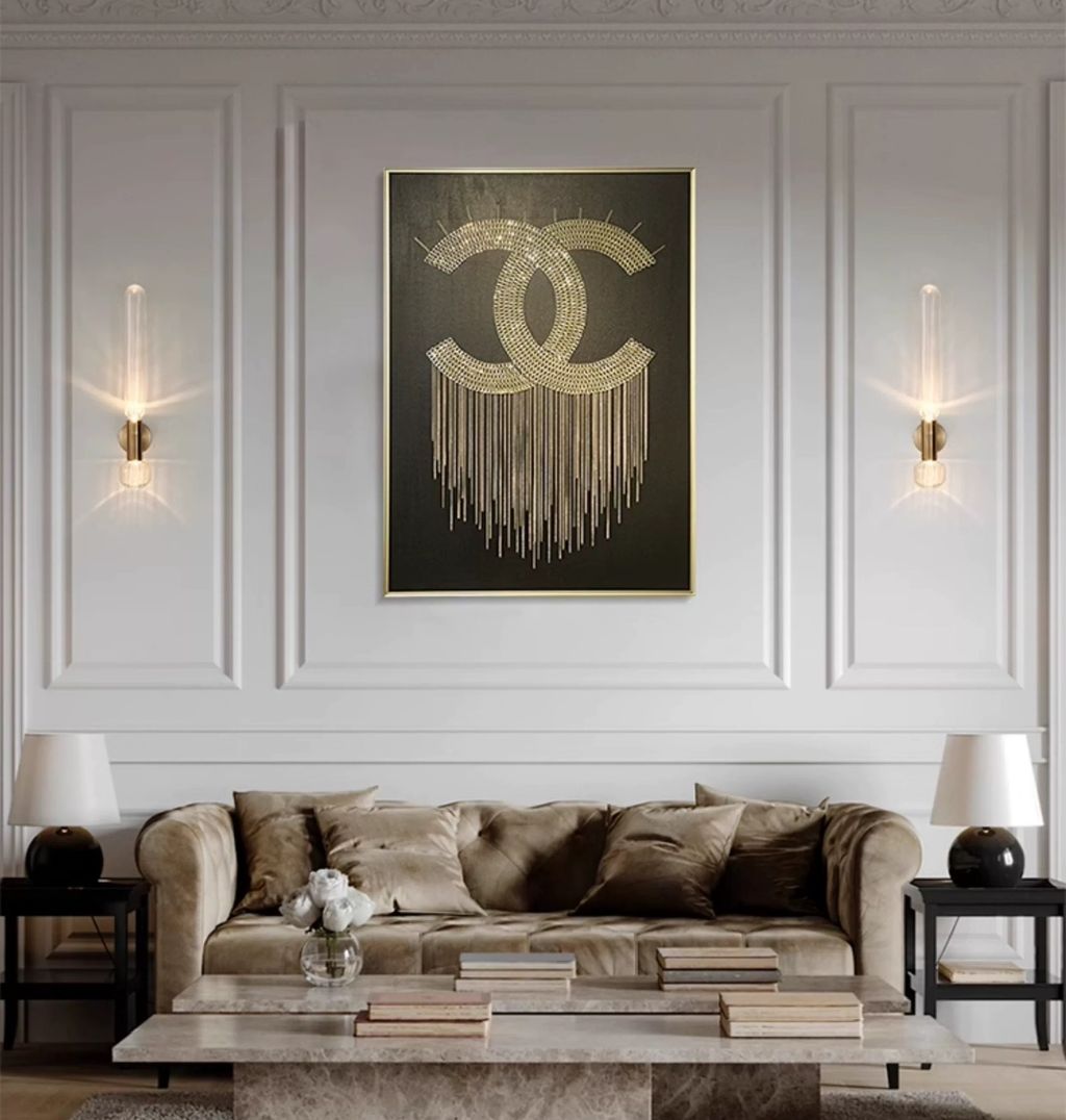 Đèn tường trang trí lấy cảm hứng từ lối thiết kế tối giản nhưng đầy quyến rũ. Đèn tường này được chế tác với chất liệu thủy tinh cao cấp kết hợp cùng chân đế kim loại mạ vàng ánh đồng tinh xảo. Phần bóng đèn dạng ống thanh mảnh được đặt dọc theo trục đứng. Tạo hiệu ứng ánh sáng tỏa đều và dịu nhẹ, lý tưởng cho không gian nghỉ ngơi và thư giãn. Ánh sáng đèn vàng ấm áp không chỉ mang lại cảm giác ấm cúng mà còn góp phần tăng chiều sâu thị giác cho bức tường. Giúp căn phòng thêm phần nổi bật mà không quá phô trương.