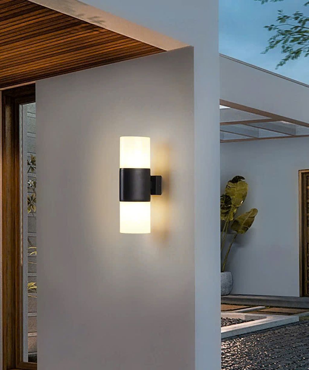 Đèn tường ngoài trời mà bạn đang chiêm ngưỡng là sự kết hợp hài hòa giữa chất liệu cao cấp và kiểu dáng đương đại. Phần thân đèn hình trụ được làm từ thủy tinh mờ cao cấp, mang lại ánh sáng mềm mại, lan tỏa đều. Không gây chói mắt mà vẫn đủ sáng cho không gian ngoài trời. Thiết kế đèn hai đầu chiếu ánh sáng lên và xuống tạo nên hiệu ứng ánh sáng ấn tượng, giúp làm nổi bật các mảng tường và tạo chiều sâu cho tổng thể kiến trúc.