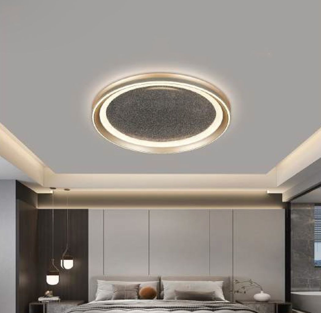 Mâm đèn ốp trần ấn tượng đầu tiên đến từ thiết kế hình tròn mềm mại. Phối hợp hài hòa giữa viền kim loại ánh vàng champagne và mặt đèn trung tâm phủ lớp sơn nhám cao cấp. Phần mâm đèn được tạo hình nổi khối hiện đại, kết hợp cùng ánh sáng LED lan tỏa nhẹ nhàng. Mang đến cảm giác thư giãn, ấm áp nhưng không kém phần sang trọng.