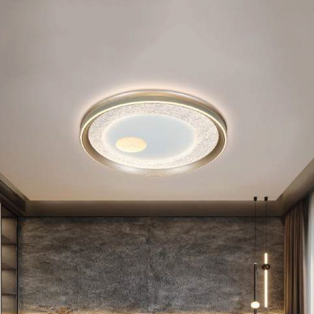 Đèn ốp trần Led sang trọng gây ấn tượng bởi thiết kế tròn tinh tế, viền ngoài sắc nét được nhấn bằng các chi tiết ánh kim sang trọng. Mặt đèn được xử lý mờ nhẹ, tạo nên ánh sáng khuếch tán đều, dễ chịu, không gây chói mắt. Lý tưởng cho không gian phòng khách, phòng ngủ, hay sảnh đón tiếp.