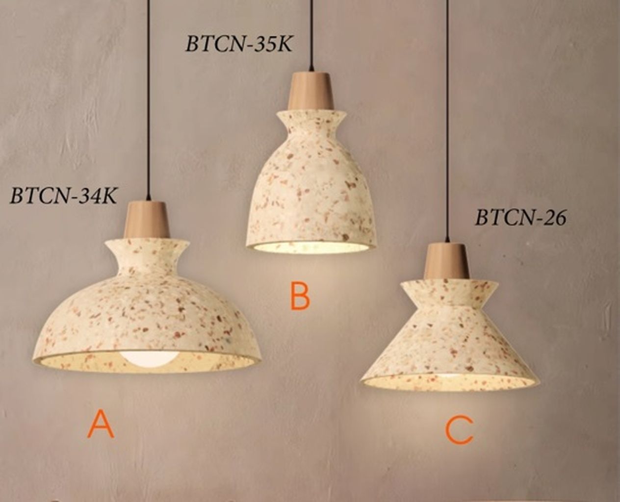 Đèn thả đá mài đui gỗ được mài thủ công từ hỗn hợp bê tông đá rửa trộn với sợi thủy tinh composite. Mỗi chiếc đèn được mài thủ công bằng tay. Mang đến một vẻ đẹp mộc mạc, tinh tế mà không kém phần sang trọng. Chiếc đèn là sự kết hợp giữa chất liệu đá mài và đuôi đèn gỗ tự nhiên. Tạo nên một cái nhìn ấn tượng, và rất nhẹ để treo. Không chỉ là một nguồn ánh sáng đơn giản, mà đèn xi măng còn là một tác phẩm trang trí. Đem lại cảm giác thân thuộc, gần gũi cho không gian sử dụng.