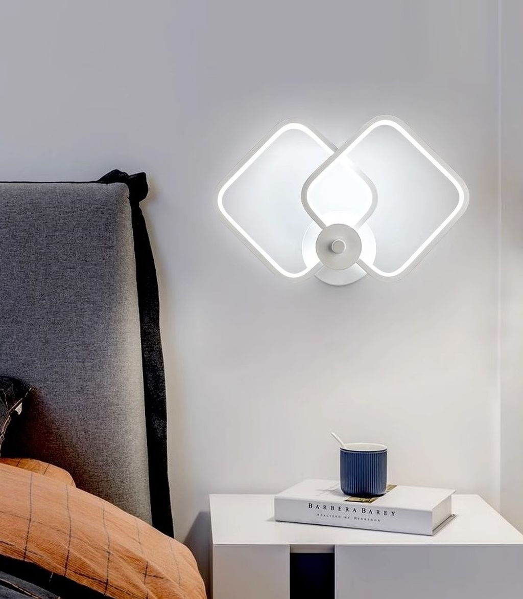 Đèn tường LED tứ giác hiện đại sở hữu thiết kế hình học phá cách với hai khối vuông lồng ghép tinh tế. Đèn tường này mang đến cảm giác hiện đại, trẻ trung nhưng vẫn đầy tính nghệ thuật. Ánh sáng LED trắng dịu nhẹ được bao viền đều khắp khung đèn, không chỉ giúp chiếu sáng hiệu quả mà còn tạo hiệu ứng thị giác sang trọng, đặc biệt vào buổi tối.