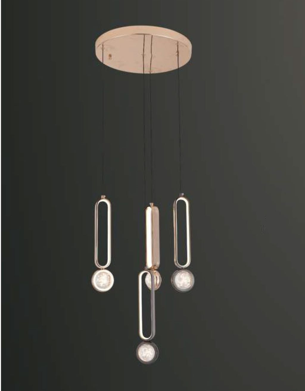 Đèn chùm oval thiết kế tối giản gây ấn tượng bởi bố cục treo bất đối xứng tinh tế. Cùng các thanh kim loại uốn cong hình oval kết hợp đèn LED tròn nhỏ tinh xảo. Mỗi chi tiết đều được hoàn thiện với lớp phủ ánh kim mờ sang trọng, tạo nên hiệu ứng ánh sáng phản chiếu mềm mại, góp phần nâng tầm không gian. Với sự kết hợp giữa màu sắc trung tính và kiểu dáng độc đáo, đèn phù hợp cho nhiều không gian khác nhau như phòng khách, sảnh đón tiếp, bàn ăn hay phòng họp cao cấp.