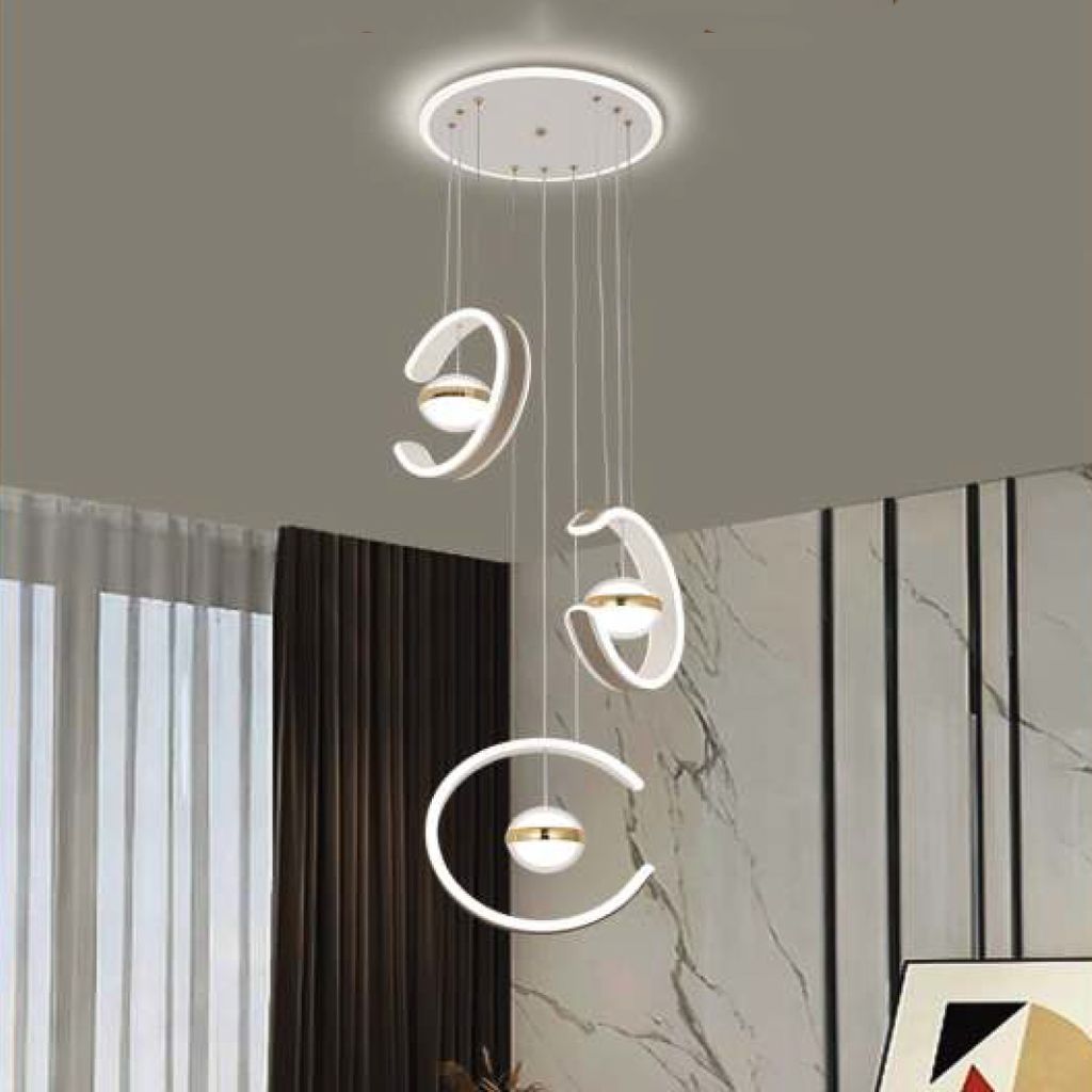 Đèn chùm chao đèn chữ C hiện đại lấy cảm hứng từ hình ảnh vầng trăng khuyết. Đèn chùm được tạo hình bởi những vòng cung mềm mại mang dáng dấp chữ C thanh lịch. Kết hợp cùng quả cầu ánh sáng trung tâm tạo nên hiệu ứng thị giác độc đáo. Thiết kế treo thả nhiều tầng tạo chiều sâu và điểm nhấn nghệ thuật cho không gian trần cao như phòng khách, sảnh đón, hay khu vực bàn ăn sang trọng.