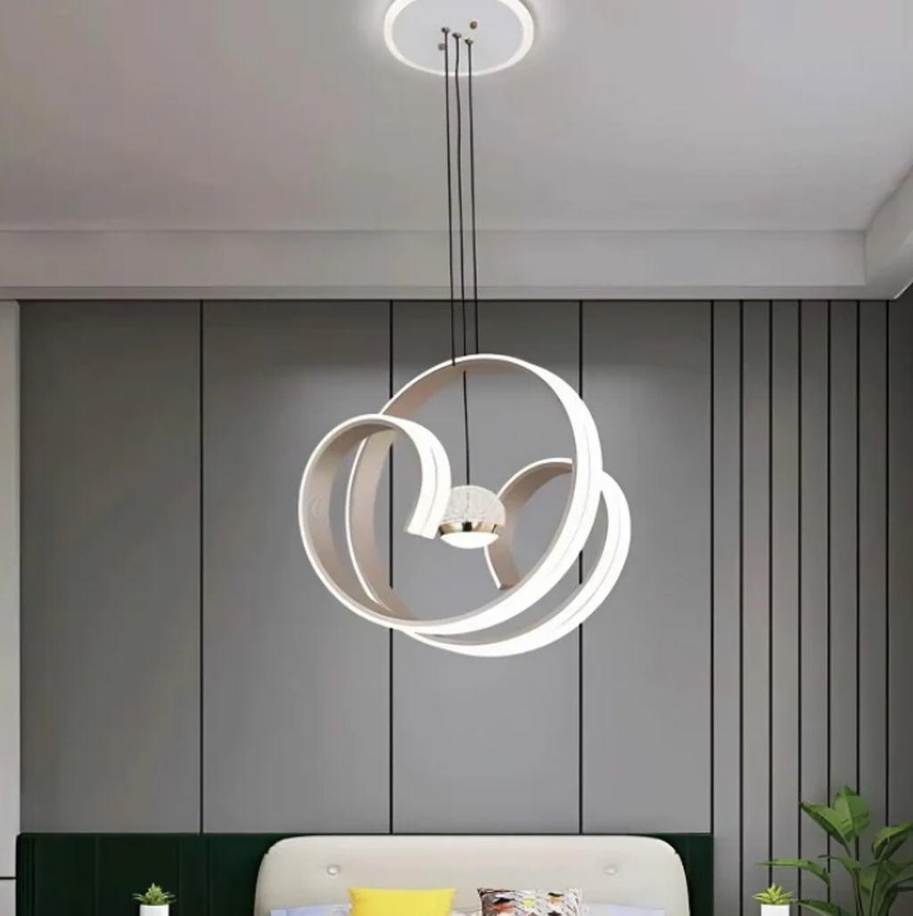 Đèn chùm thiết kế chao LED xoắn hiện đại nổi bật với các vòng tròn xoắn lồng vào nhau. Tạo nên hình khối mềm mại nhưng không kém phần ấn tượng. Lấy cảm hứng từ chuyển động tự nhiên và tính cân bằng của không gian, từng đường cong được thiết kế tỉ mỉ, kết hợp hoàn hảo giữa hình học hiện đại và cảm hứng nghệ thuật. Đây chính là điểm nhấn khiến chiếc đèn chùm vòng tròn trang trí trở thành tâm điểm trong mọi bữa ăn gia đình hay những buổi tiệc thân mật.