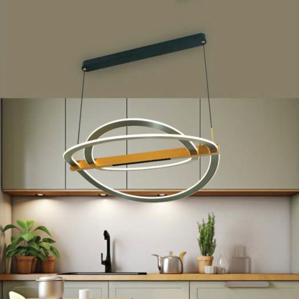 Đèn chùm vòng tròn hiện đại với kết cấu độc đáo gồm nhiều vòng tròn đan xen nhau. Chiếc đèn gợi liên tưởng đến các quỹ đạo chuyển động đầy nghệ thuật, tạo nên hiệu ứng thị giác mạnh mẽ và cuốn hút. Sự kết hợp giữa tone vàng đồng nổi bật và sắc ánh bạc trung tính giúp sản phẩm dễ dàng hòa quyện với nhiều phong cách nội thất. Từ Scandinavian tinh giản, Mid-century hiện đại cho đến Minimalism thanh lịch.