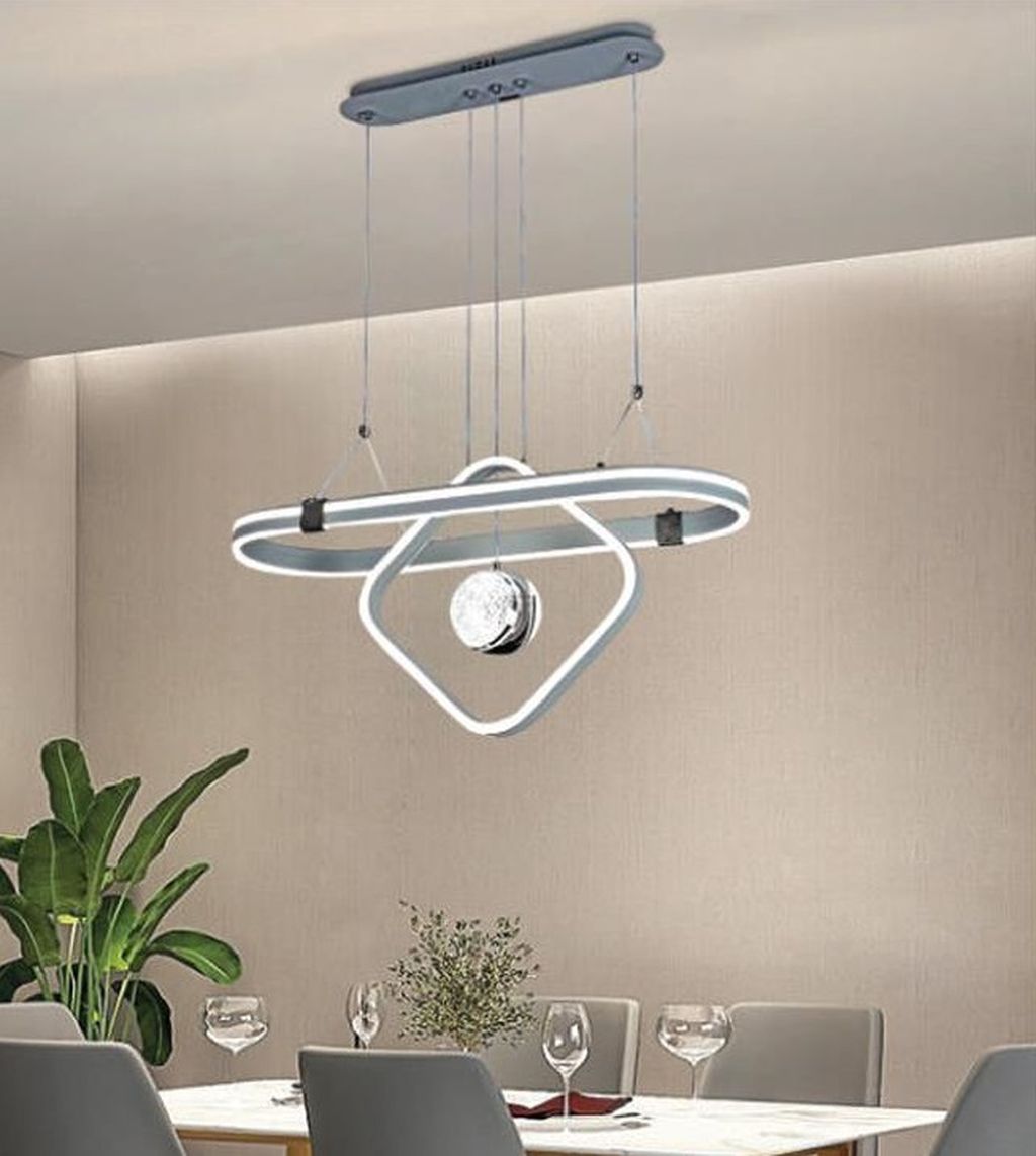 Đèn chùm hiện đại mang trong mình phong cách thiết kế đậm chất hiện đại tối giản tinh tế. Mẫu đèn chùm này tạo điểm nhấn độc đáo với khung đèn hình oval thanh mảnh lồng ghép tinh tế cùng đường cong hình thoi. Như một tác phẩm điêu khắc ánh sáng lơ lửng giữa không gian. Sự kết hợp giữa các thanh đèn LED ánh sáng trắng trung tính và phần bóng pha lê treo giữa trung tâm. Tạo nên hiệu ứng ánh sáng mềm mại, sang trọng nhưng không kém phần ấm áp và gần gũi.