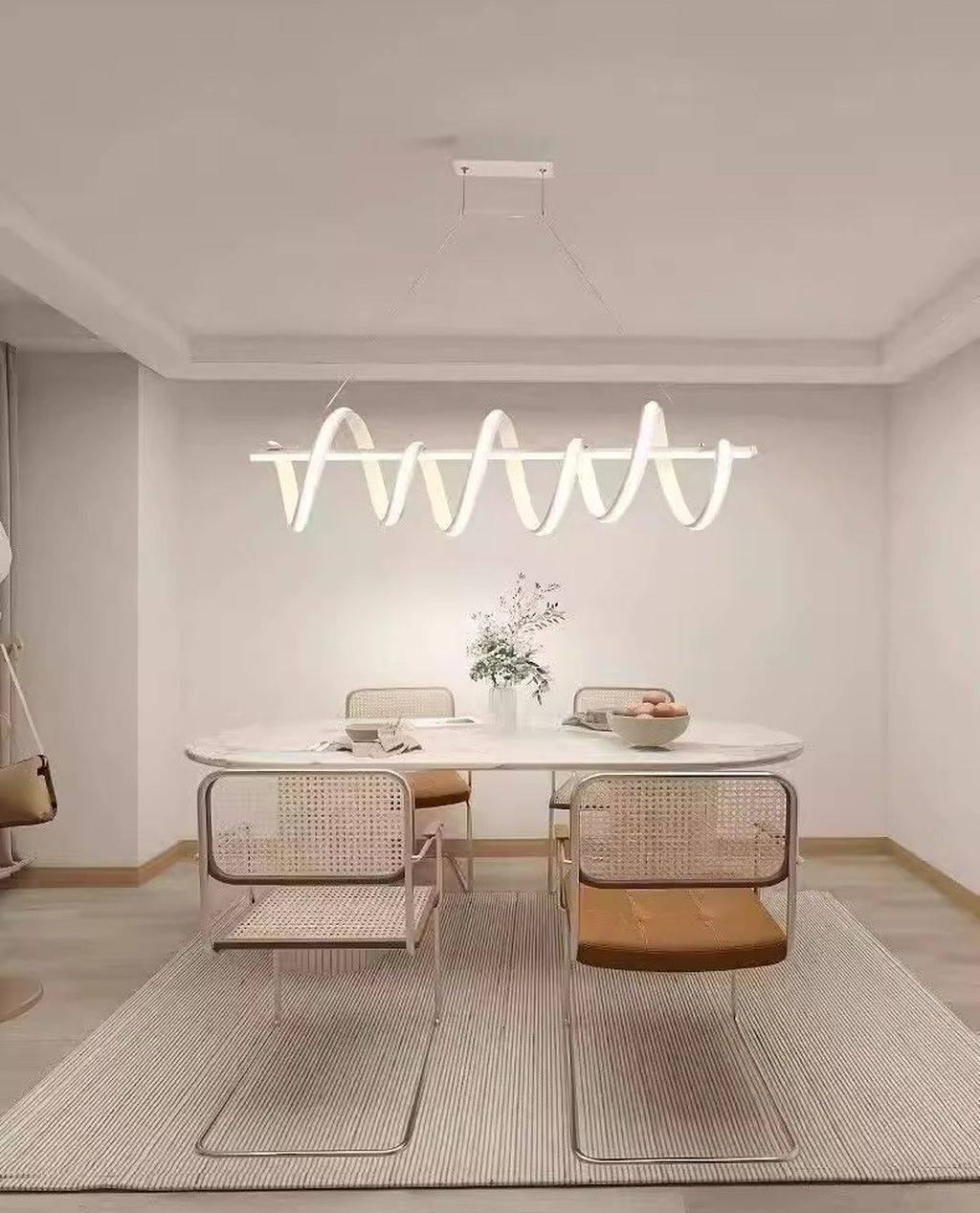 Đèn chùm LED được tạo hình theo phong cách xoắn lượn mềm mại, mô phỏng chuyển động linh hoạt như một dải lụa ánh sáng lơ lửng giữa không trung. Từng đường nét uốn cong được chế tác tỉ mỉ, kết hợp hài hòa giữa chất liệu cao cấp và ánh sáng LED dịu nhẹ. Tạo nên hiệu ứng ánh sáng nổi bật nhưng không gây chói. Mang lại cảm giác ấm cúng và thư thái cho mọi bữa ăn gia đình hay buổi họp mặt thân mật.