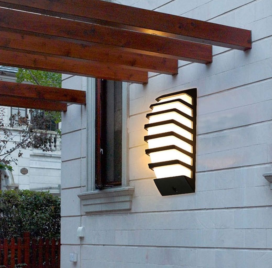 Đèn ốp tường ngoài trời được thiết kế theo phong cách tối giản (minimalist).Với kiểu dáng tối giản nhưng đầy tinh tế. Mẫu đèn tường này ghi điểm bởi kết cấu từng lớp lượn sóng xếp tầng tạo chiều sâu thị giác độc đáo. Sự phối hợp hài hòa giữa sắc đen mạnh mẽ và lớp chao đèn mờ trắng dịu mắt. Mang đến cảm giác ấm áp, sang trọng nhưng không kém phần hiện đại. Đây chính là sự lựa chọn hoàn hảo cho những ai yêu thích vẻ đẹp kiến trúc tối giản nhưng khác biệt.