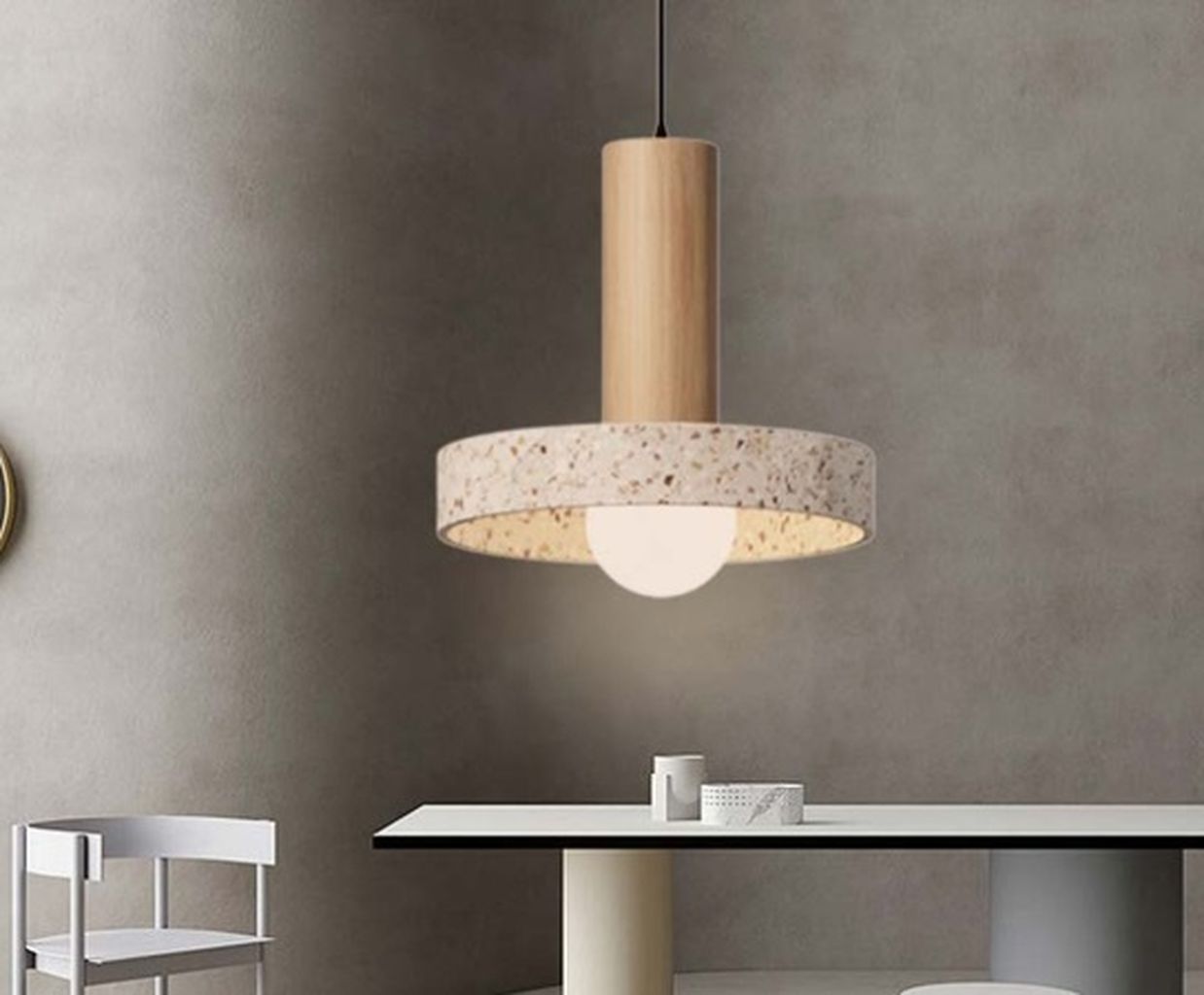 Đèn thả bê tông đá mài sợi khảm xà cừ được mài thủ công từ hỗn hợp bê tông đá rửa trộn với sợi thủy tinh composite. Mỗi chiếc đèn được mài thủ công bằng tay. Mang đến một vẻ đẹp mộc mạc, tinh tế mà không kém phần sang trọng. Chiếc đèn với cái nhìn ấn tượng của chất liệu đá mài, và rất nhẹ để treo. Không chỉ là một nguồn ánh sáng đơn giản, mà đèn xi măng còn là một tác phẩm trang trí. Đem lại cảm giác thân thuộc, gần gũi cho không gian sử dụng.