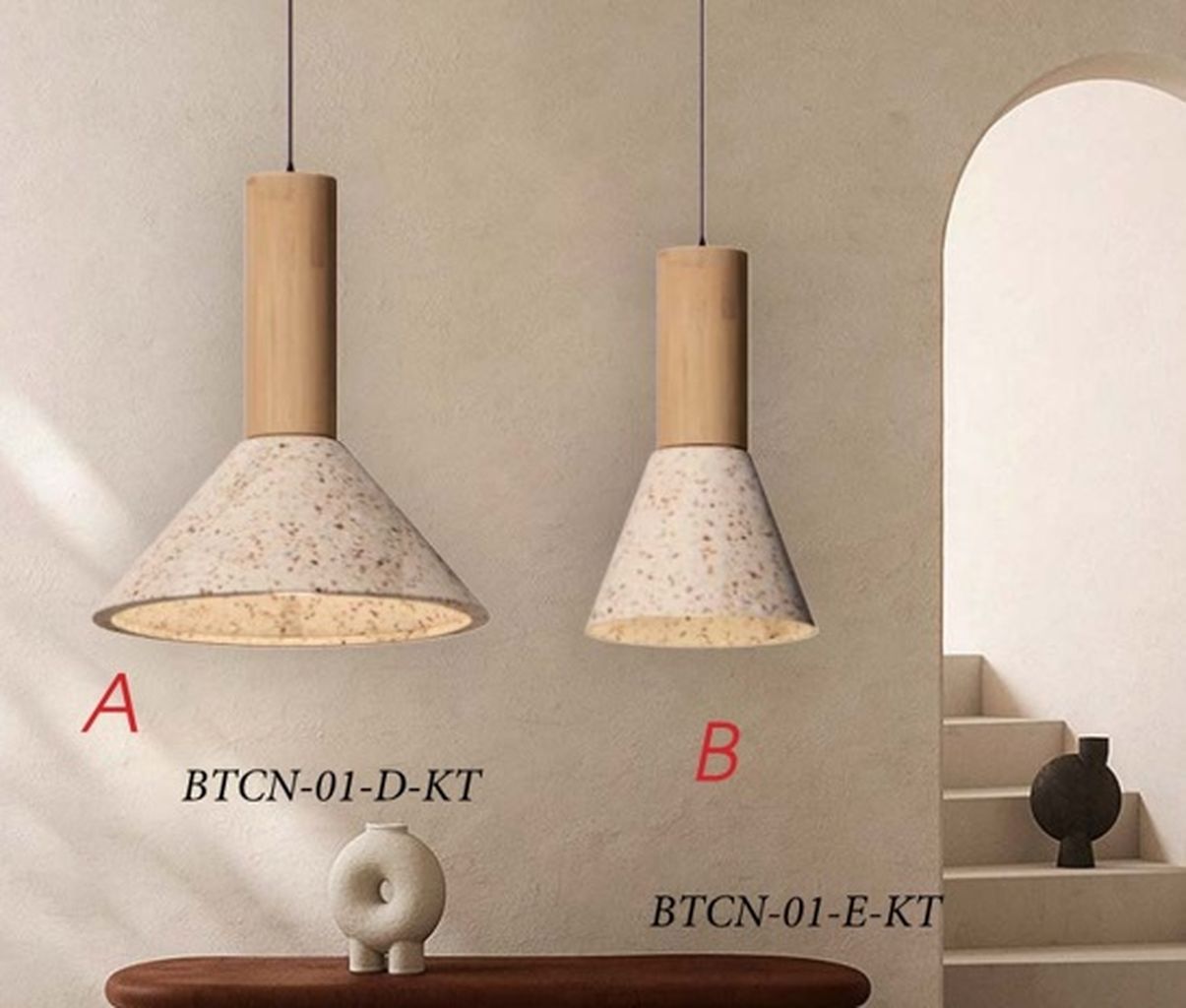 Đèn thả bê tông đá mài sợi khảm xà cừ được mài thủ công từ hỗn hợp bê tông đá rửa trộn với sợi thủy tinh composite. Mỗi chiếc đèn được mài thủ công bằng tay. Mang đến một vẻ đẹp mộc mạc, tinh tế mà không kém phần sang trọng. Chiếc đèn là sự kết hợp giữa chất liệu đá mài và đuôi đèn gỗ tự nhiên. Tạo nên một cái nhìn ấn tượng, và rất nhẹ để treo. Không chỉ là một nguồn ánh sáng đơn giản, mà đèn xi măng còn là một tác phẩm trang trí. Đem lại cảm giác thân thuộc, gần gũi cho không gian sử dụng.