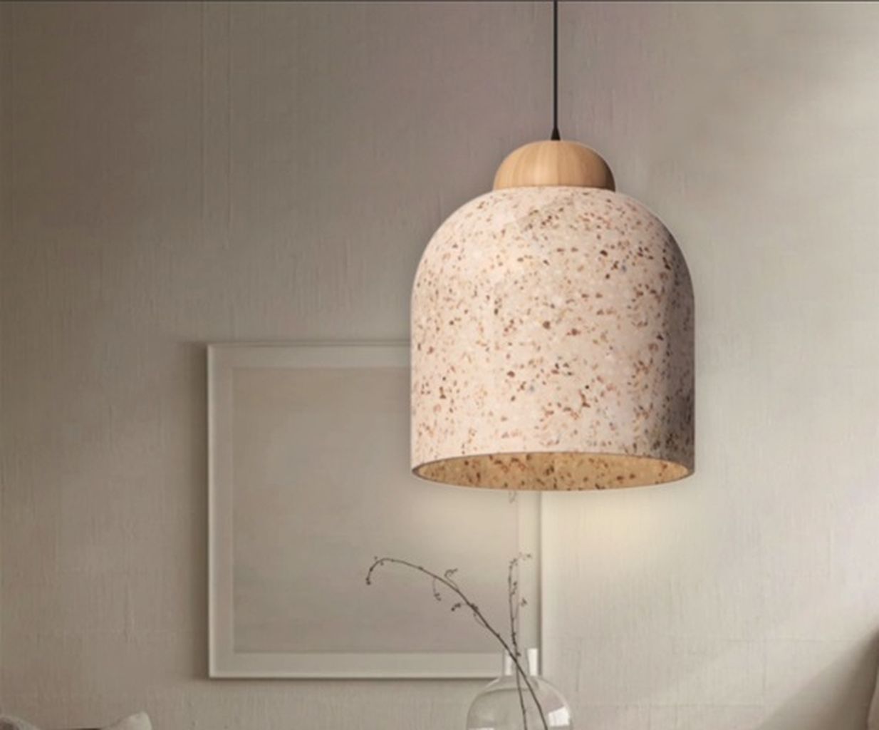 Đèn thả bê tông đá mài sợi khảm xà cừ được mài thủ công từ hỗn hợp bê tông đá rửa trộn với sợi thủy tinh composite. Mỗi chiếc đèn được mài thủ công bằng tay. Mang đến một vẻ đẹp mộc mạc, tinh tế mà không kém phần sang trọng. Chiếc đèn là sự kết hợp giữa chất liệu đá mài và đuôi đèn gỗ tự nhiên. Tạo nên một cái nhìn ấn tượng, và rất nhẹ để treo. Không chỉ là một nguồn ánh sáng đơn giản, mà đèn xi măng còn là một tác phẩm trang trí. Đem lại cảm giác thân thuộc, gần gũi cho không gian sử dụng.