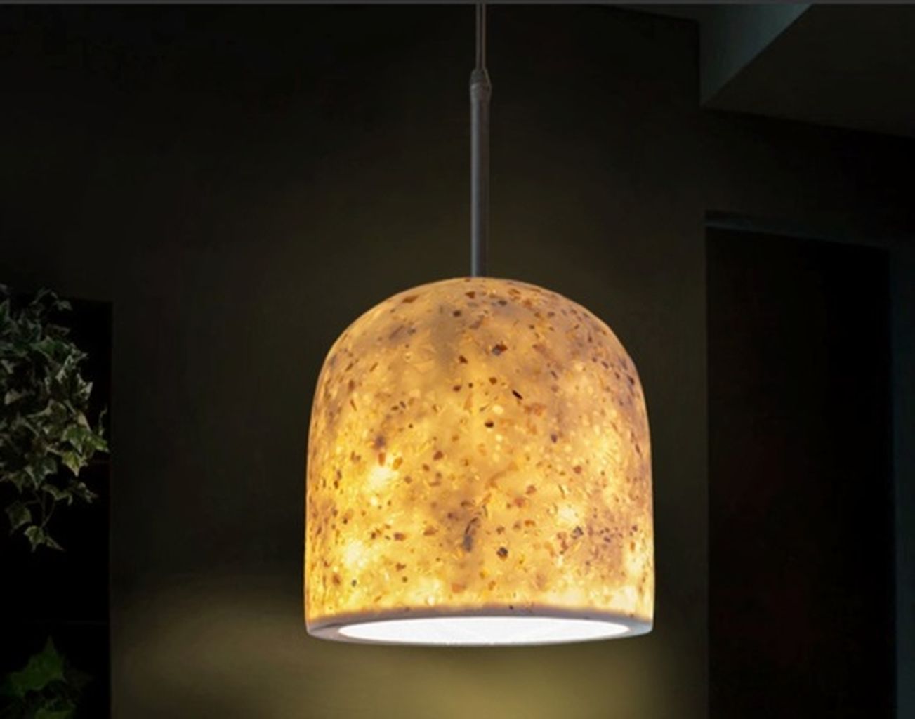 Đèn bê tông đá mài sở hữu kiểu dáng hình chuông thanh thoát cùng đường cong mềm mại, đèn thả đá mài tạo nên một tổng thể hài hòa, hiện đại và dễ dàng hòa quyện với mọi phong cách nội thất. Từ Scandinavian thanh lịch đến Industrial phóng khoáng. Sự kết hợp giữa màu sắc trung tính của bê tông và hiệu ứng ánh sáng lan tỏa từ bề mặt đá mài khảm trai tạo nên một ánh sáng vàng dịu nhẹ, mang lại cảm giác ấm áp, gần gũi cho không gian sống.