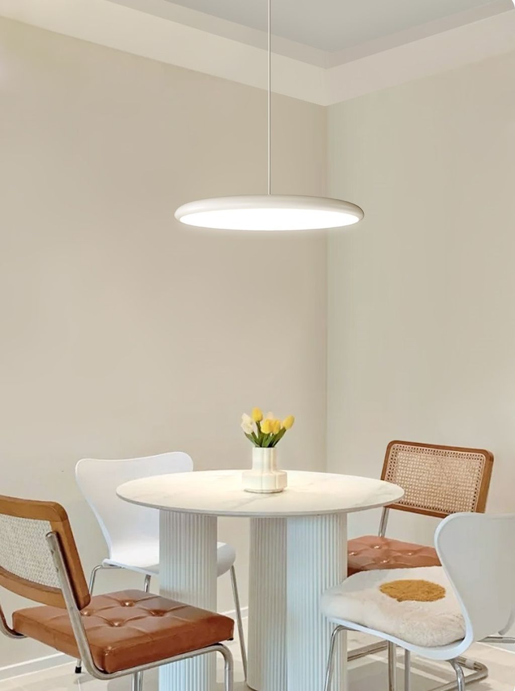 Đèn chùm Led ánh sáng trắng được thiết kế với kiểu dáng hình đĩa mỏng.  Mang đến cảm giác thanh thoát, hài hòa và hiện đại. Tông trắng trung tính kết hợp cùng đường nét bo tròn nhẹ nhàng giúp đèn dễ dàng phối hợp với nhiều phong cách nội thất từ tối giản, Bắc Âu đến hiện đại đương đại. Với khả năng lan tỏa ánh sáng đều, dịu nhẹ, mẫu đèn này đặc biệt lý tưởng cho không gian bàn ăn, phòng khách hay khu vực làm việc cần sự tinh tế và ấm cúng.