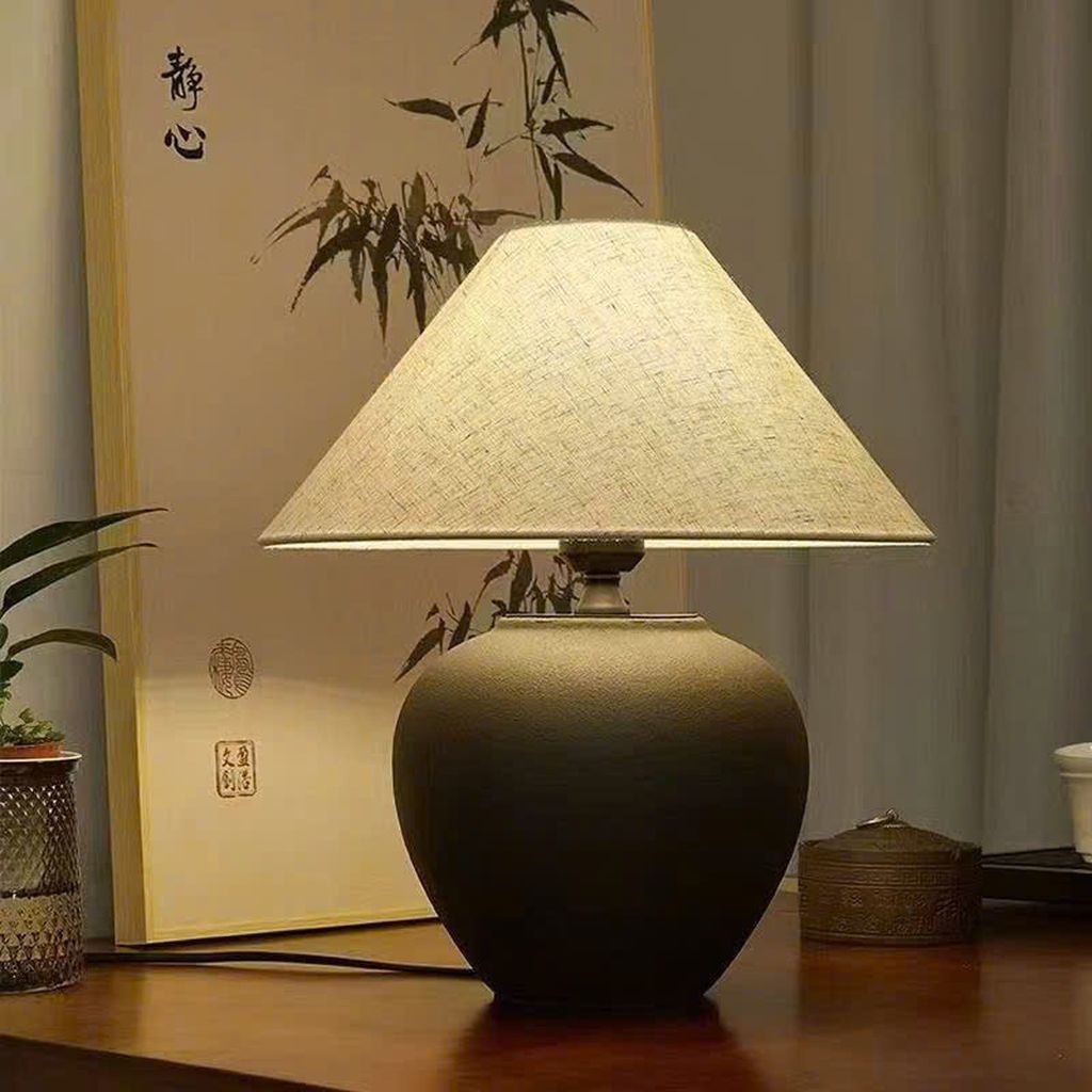 Đèn bàn gốm sứ với vẻ đẹp dịu dàng, thiết kế độc đáo. Thân đèn được làm từ chất liệu gốm sứ, tinh tế và mềm mại dưới bàn tay của nghệ nhân. Chao đèn bằng vải mềm mại, mang đến cảm giác êm ái và ấm áp khi ánh sáng từ bên trong lan tỏa ra ngoài. Sự kết hợp của gốm sứ và vải tạo nên một cảm giác hài hòa, tinh tế, và đặc biệt là độc đáo. Đèn bàn decor không chỉ là một vật trang trí mà còn là một nguồn sáng tiện ích. Đem lại không gian ấm áp