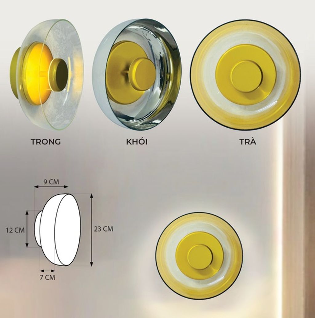 Đèn tường thủy tinh chao trong là loại đèn trang trí gắn tường, sử dụng chao đèn làm bằng chất liệu thủy tinh trong suốt. Màu trong không chỉ tạo cảm giác ấm áp, mềm mại mà còn giúp ánh sáng lan tỏa dịu nhẹ hơn so với thủy tinh trắng trong thông thường. Thiết kế này thường mang nét hiện đại pha chút cổ điển, thích hợp với nhiều không gian nội thất từ nhà ở đến nhà hàng, quán cà phê.