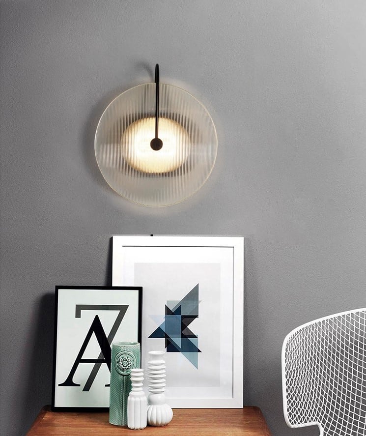 Đèn tường thủy tinh là loại đèn gắn trên tường, sử dụng chao đèn bằng chất liệu thủy tinh để khuếch tán ánh sáng một cách mềm mại và đồng đều