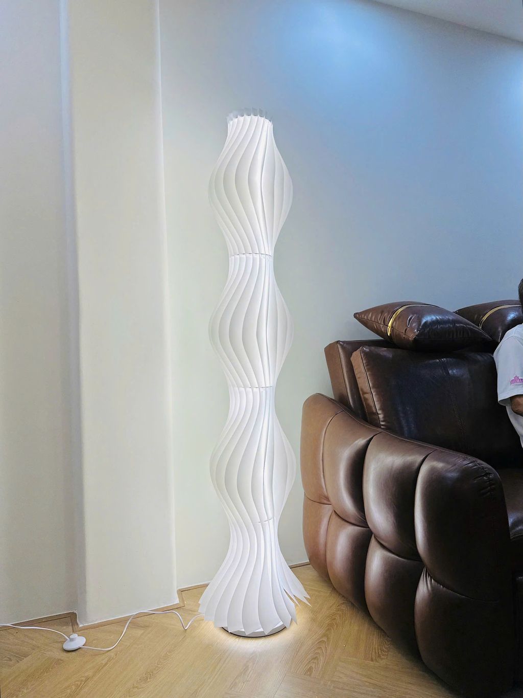 Đèn đứng trang trí lấy cảm hứng từ hình thái tự nhiên. Đèn đứng được tạo nên từ 22 lá uốn cong mềm mại xếp lớp liên hoàn. Tạo cảm giác như đang chuyển động trong không gian. Cấu trúc gợn sóng tạo chiều sâu thị giác, ánh sáng khi bật lên nhẹ nhàng lan tỏa qua từng khe lá, đem đến cảm giác thư giãn và ấm áp.