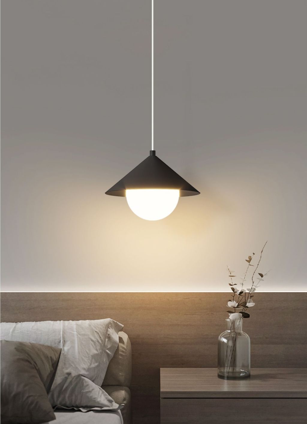 Đèn thả hiện đại gây ấn tượng với thiết kế chao đèn hình nón úp ngược màu đen nhám. Gam màu biểu tượng của sự sang trọng và hiện đại. Phía dưới là bóng đèn hình cầu phát sáng dịu nhẹ, mang lại cảm giác thư giãn mỗi khi bạn ngả lưng sau một ngày dài. Kiểu dáng nhỏ gọn, không chiếm diện tích, giúp đèn dễ dàng treo ở vị trí đầu giường. Mà không gây vướng víu hay rối mắt như các loại đèn bàn truyền thống.