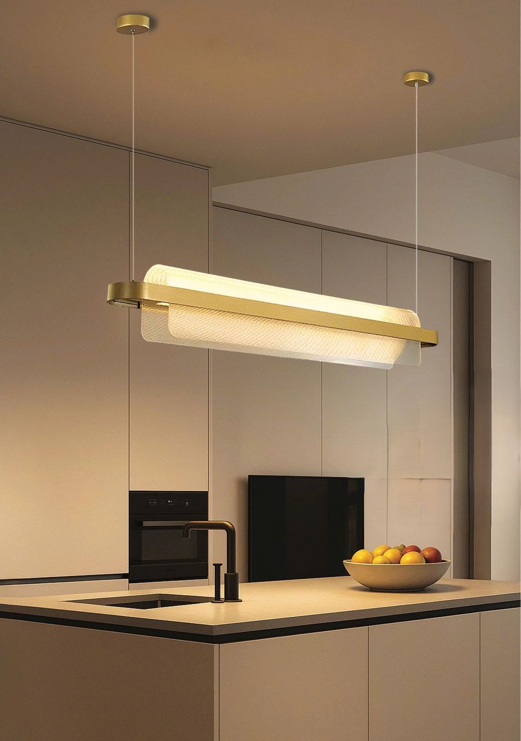 Đèn chùm bàn ăn nổi bật với thiết kế dáng dài, thanh mảnh, tạo cảm giác hiện đại nhưng không kém phần mềm mại. Phần chao thủy tinh được chế tác tinh xảo, uốn cong nhẹ nhàng. Giúp ánh sáng khuếch tán đều khắp bàn ăn mà không gây chói mắt. Lớp kính mờ vừa đủ để tạo nên hiệu ứng ánh sáng dịu nhẹ, mang lại cảm giác ấm áp, dễ chịu cho các bữa ăn gia đình. Đây là một trong những yếu tố được khách hàng đánh giá cao. Đặc biệt với những ai đang tìm kiếm sự cân bằng giữa thẩm mỹ và công năng chiếu sáng.