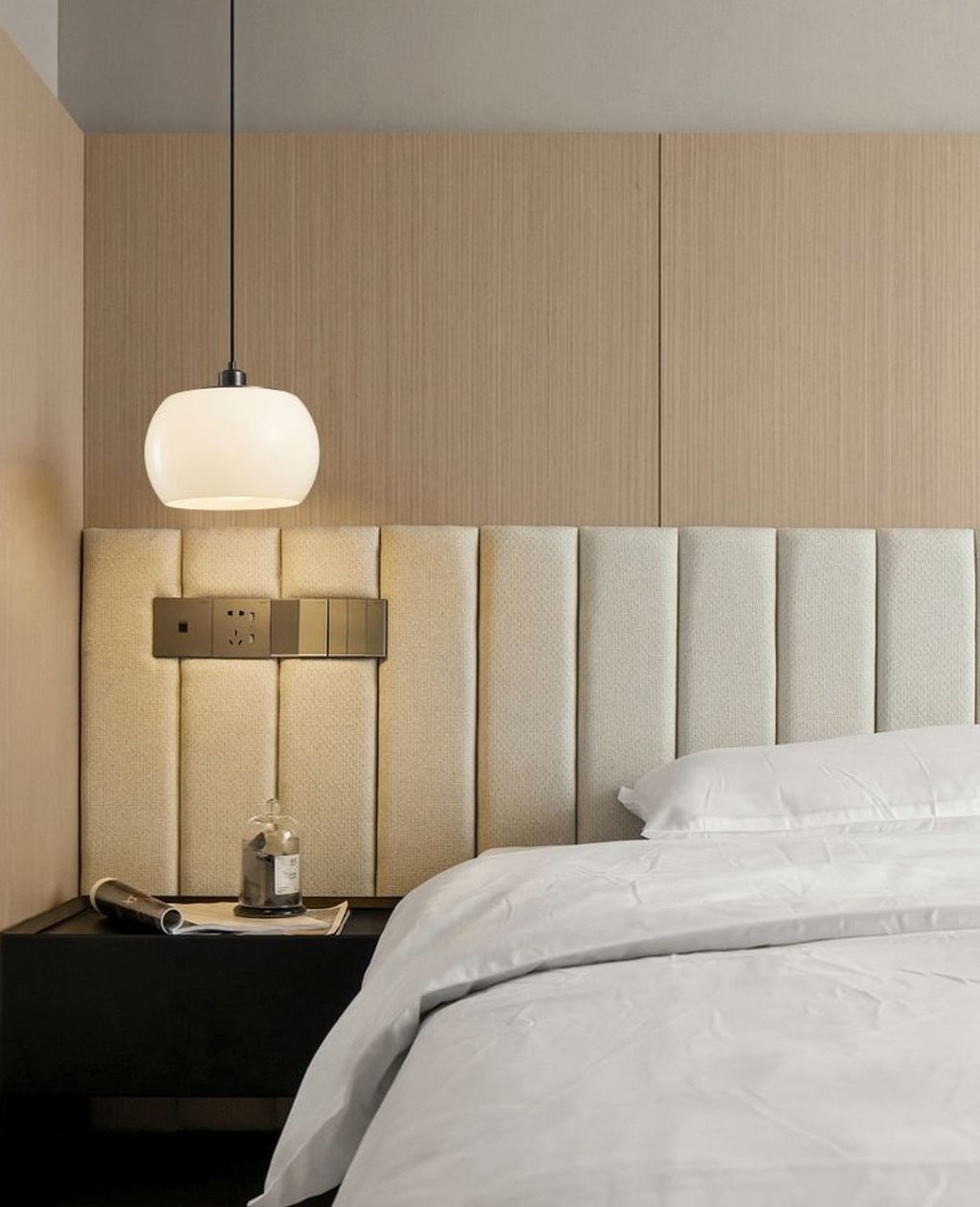 Đèn thả tab đầu giường với kiểu dáng bo tròn mềm mại, kết hợp chao thủy tinh trắng đục sang trọng. Chiếc đèn này mang đến ánh sáng dịu nhẹ, ấm áp, tạo cảm giác thư thái và gần gũi. Được thiết kế với kích thước cân đối: chao đèn cao 30 cm, đường kính 25 cm, cùng phần đế trần nhỏ gọn chỉ 6 cm. Dây đèn dài 100 cm có thể điều chỉnh linh hoạt, phù hợp với nhiều chiều cao trần khác nhau.