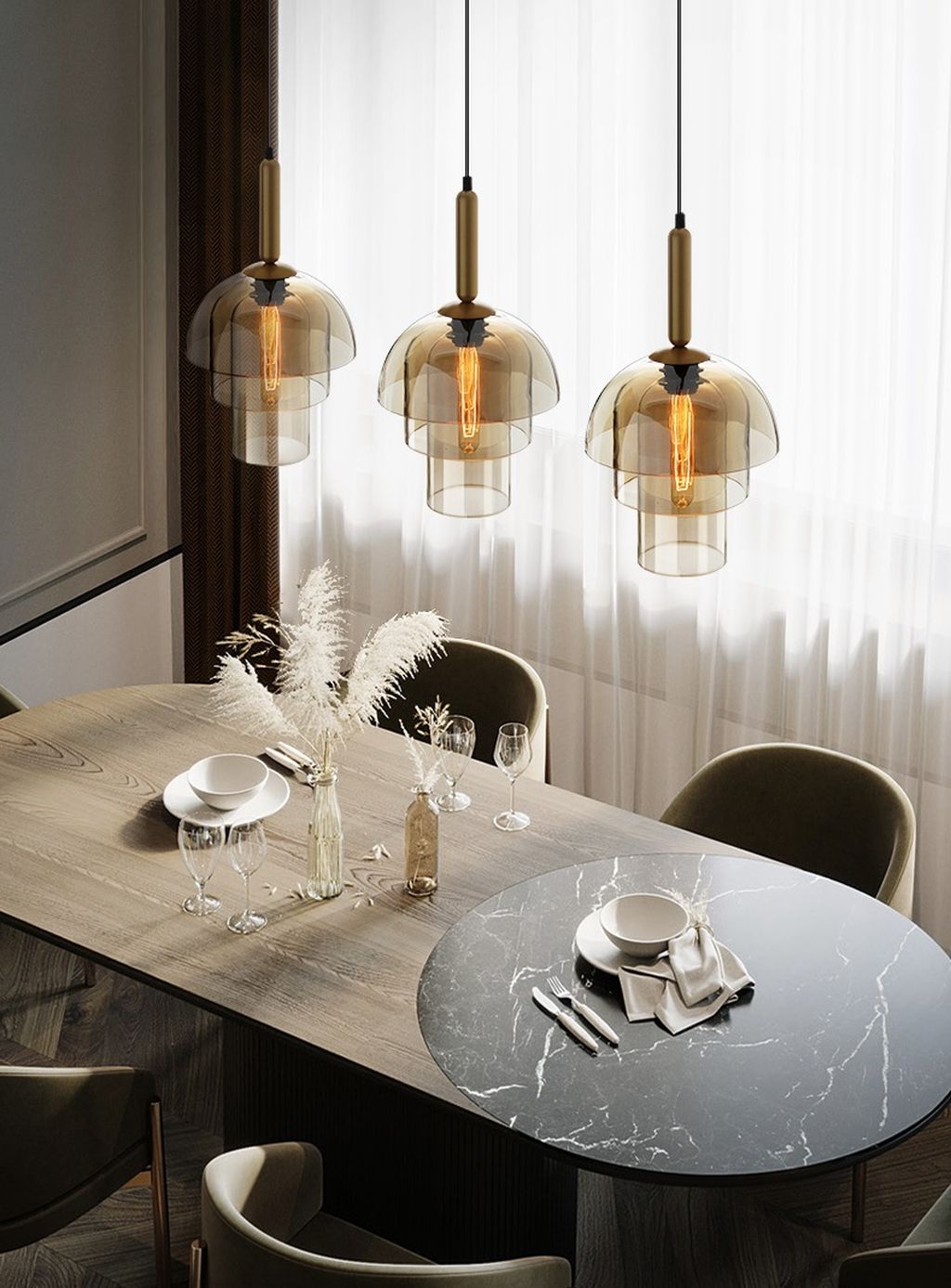 Đèn thả bàn ăn chao màu trà sang trọng sự kết hợp hoàn hảo giữa thẩm mỹ và công năng. Chao thủy tinh màu trà sang trọng mang đến hiệu ứng ánh sáng vàng ấm, tạo cảm giác ấm cúng và gần gũi. Thiết kế ba tầng chao độc đáo không chỉ giúp ánh sáng phân bổ hài hòa mà còn tạo chiều sâu thị giác ấn tượng.