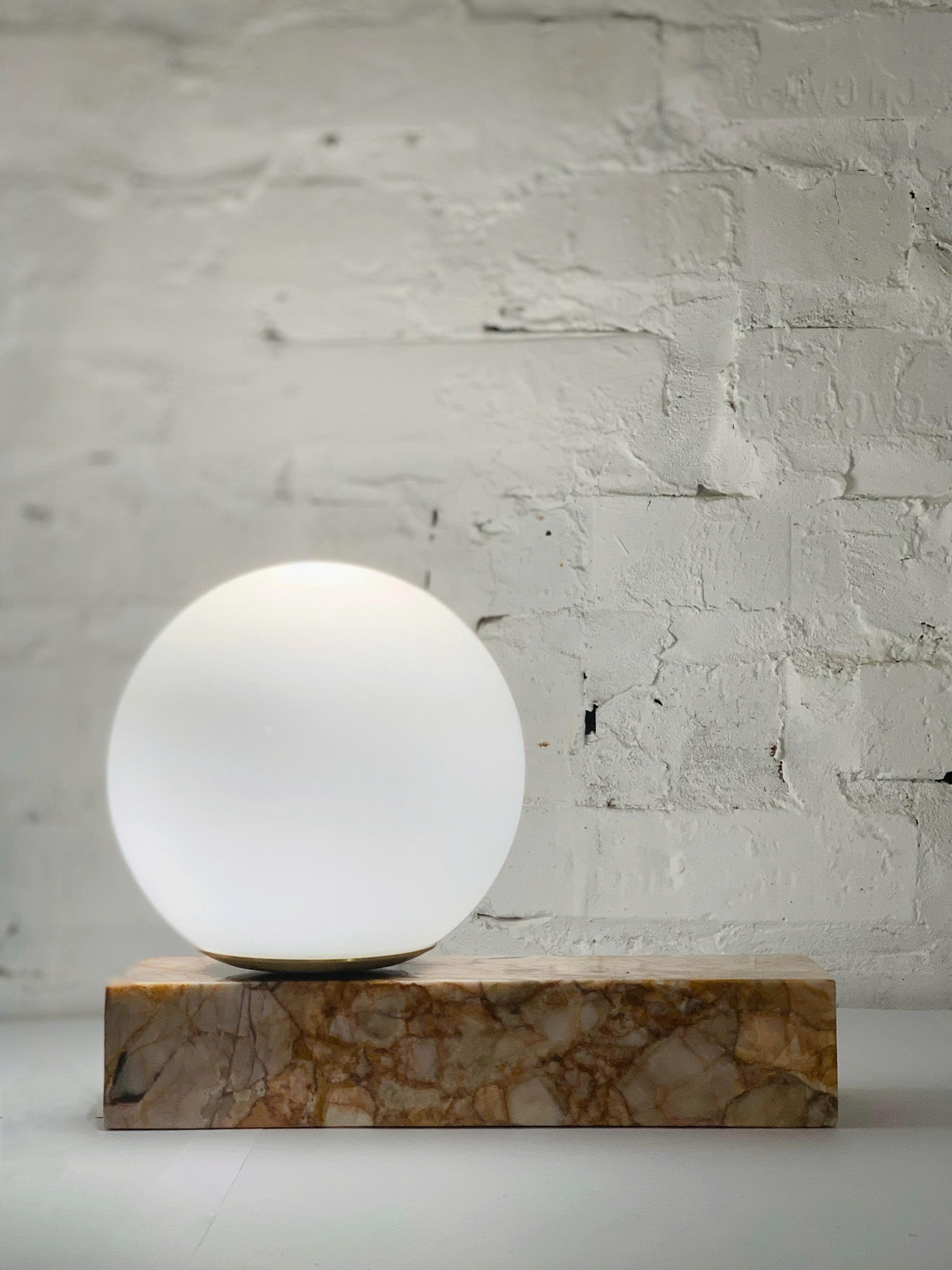 Đèn bàn quả cầu thuỷ tinh mờ chân vân đá SNT569