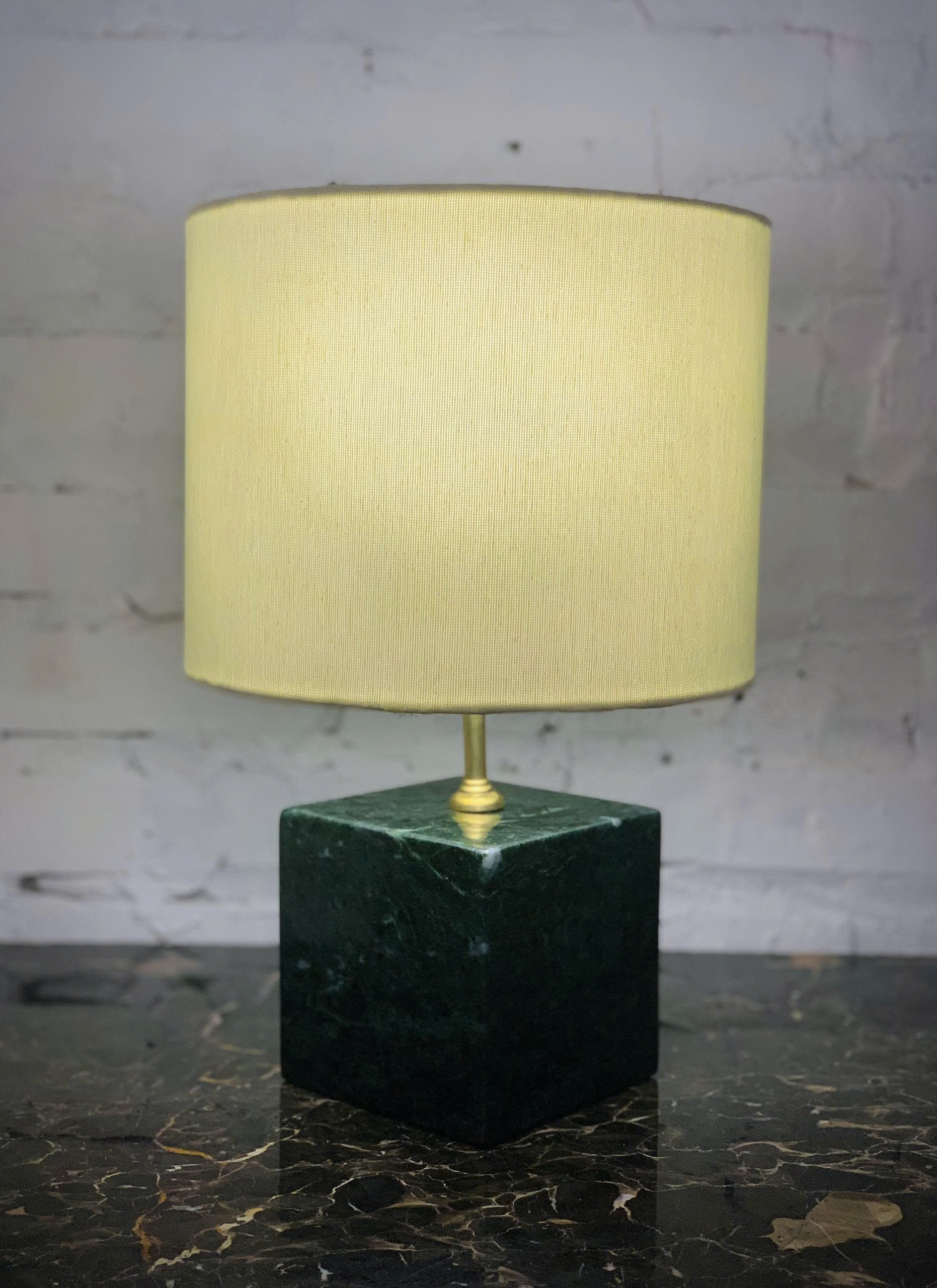 Đèn bàn chao vải chân khối đá vuông SNT5698