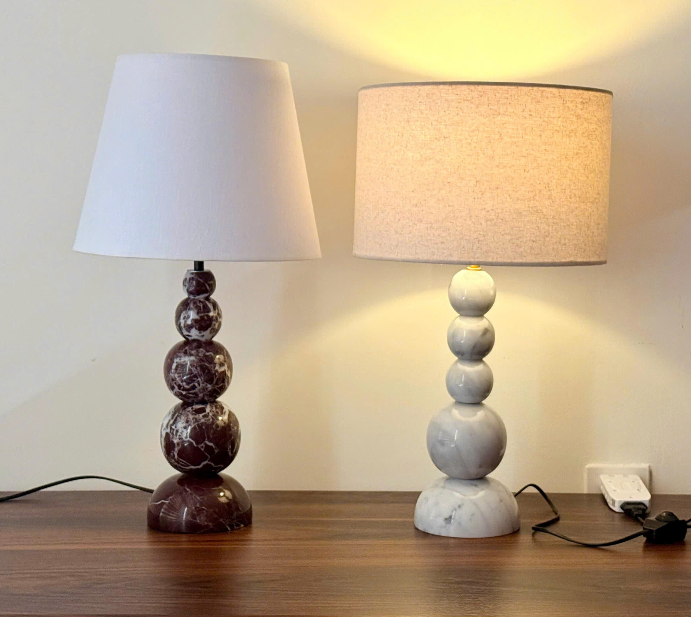 Đèn bàn chao vải chân bi đá SNT5701