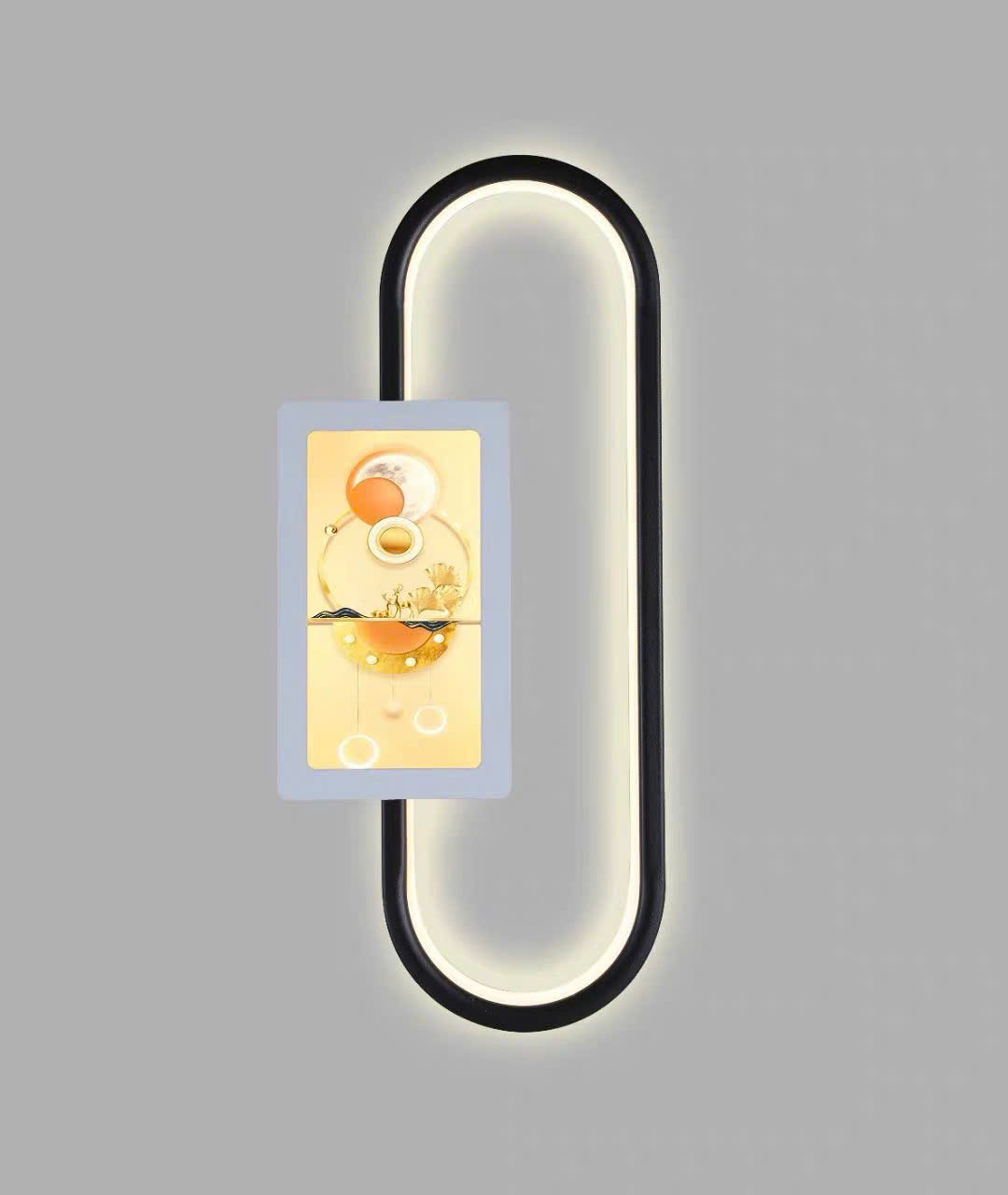 Đèn tường trang trí tranh sở hữu thiết kế độc đáo với khung oval cách điệu LED bo tròn mềm mại. Tạo hiệu ứng ánh sáng hài hòa và sang trọng. Điểm nhấn đặc biệt nằm ở bức tranh phong cảnh trừu tượng màu vàng cam rực rỡ. Gợi liên tưởng đến hình ảnh mặt trời, mặt trăng và thiên nhiên giao hòa. Sự kết hợp này không chỉ mang lại tính thẩm mỹ cao mà còn ẩn chứa ý nghĩa phong thủy. Tượng trưng cho sự thịnh vượng, viên mãn và cân bằng năng lượng trong gia đình.