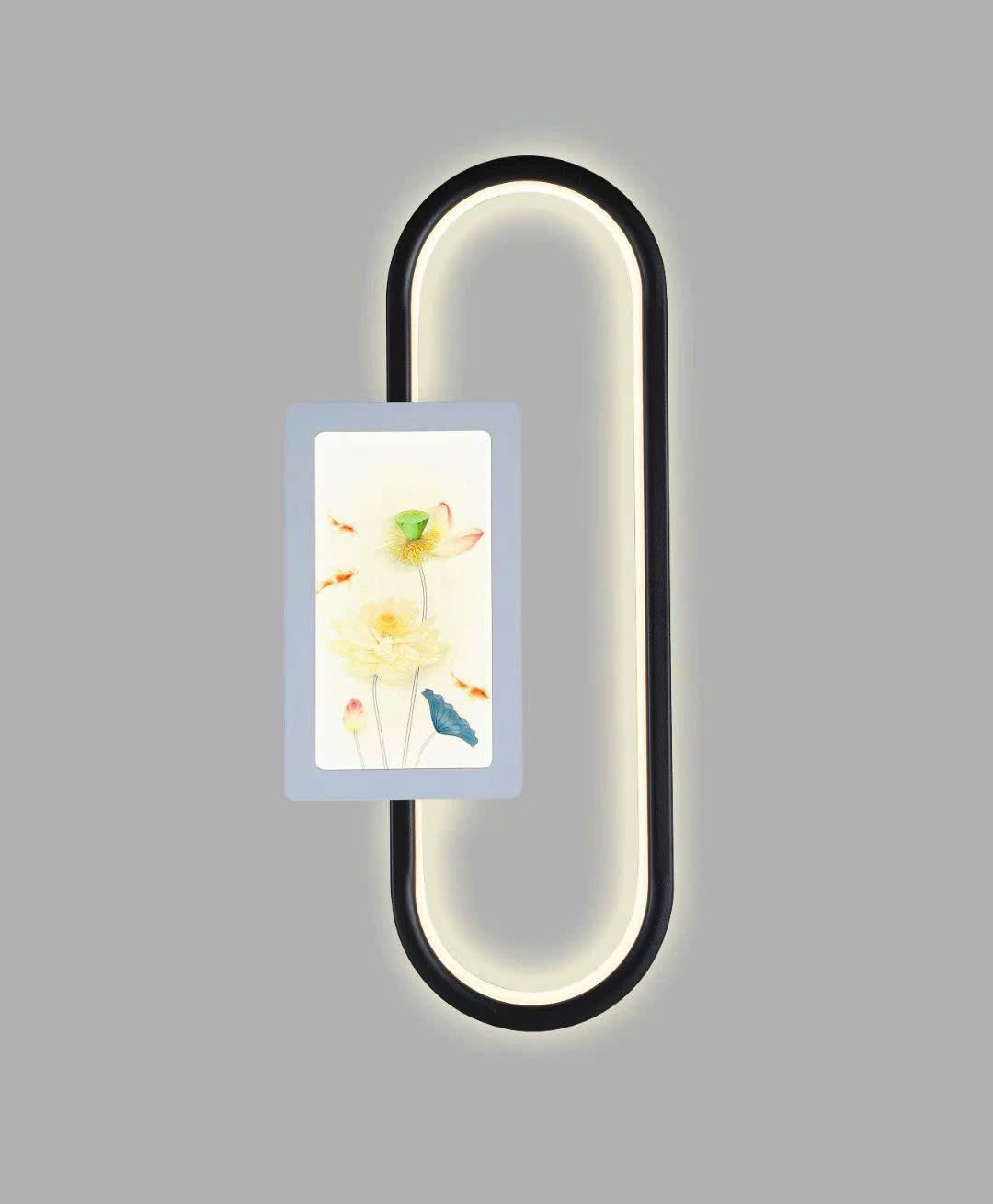 Đèn tường trang trí gây ấn tượng ngay từ ánh nhìn đầu tiên với thiết kế khung oval bo tròn mềm mại. Bao bọc bên trong là bức tranh nghệ thuật đầy ý nghĩa với hình ảnh hoa sen trang nhã. Biểu tượng cho sự thịnh vượng, bình an và phát triển. Hệ thống ánh sáng LED hiện đại được lồng ghép khéo léo, tạo hiệu ứng chiếu sáng dịu nhẹ. Vừa mang đến cảm giác ấm áp vừa tôn lên vẻ đẹp của bức tranh bên trong.