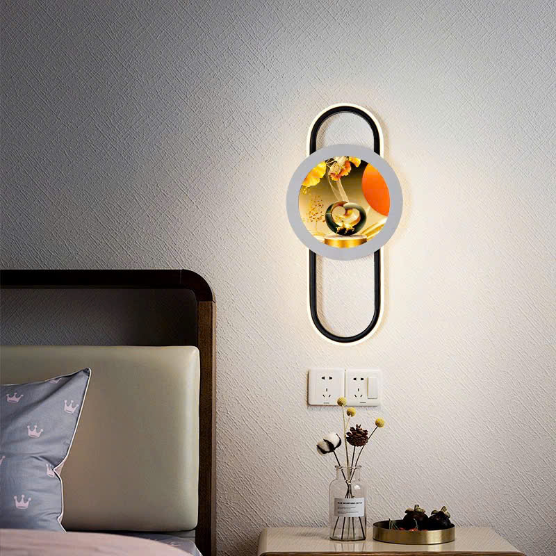 Đèn tường là sự kết hợp hoàn hảo giữa ánh sáng hiện đại và nghệ thuật truyền thống. Được thể hiện rõ trong mẫu đèn tường phòng ngủ kết hợp tranh thiên nga. Thiết kế khung oval bo tròn mềm mại, bên trong là vòng tròn trung tâm với hình ảnh hoa đầy nghệ thuậ. Tạo nên hiệu ứng ánh sáng lung linh, sang trọng và độc đáo.