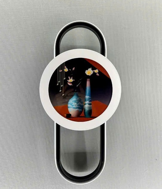 Đèn treo tường trang trí tranh bình hoa gốm mang đến một thiết kế độc đáo. Kết hợp giữa khung oval hiện đại và mặt tròn trung tâm với hình ảnh bình gốm xanh trang trí hoa đào đầy nghệ thuật. Từng chi tiết tinh tế được phối hợp hài hòa, vừa mang hơi thở truyền thống vừa toát lên sự sang trọng đương đại.