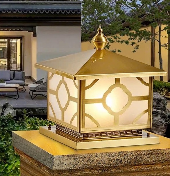Đèn trụ cổng vuông mạ vàng sang trọng SNT5739 với thiết kế lấy cảm hứng từ phong cách Á Đông hiện đại. Chiếc đèn nổi bật nhờ hoa văn hình học đồng tâm được cắt CNC tỉ mỉ, sắc nét. Ánh sáng bên trong lan tỏa dịu dàng qua lớp kính mờ, không chói lóa mà vẫn đủ sáng, tạo cảm giác ấm cúng và thân thiện ngay từ cái nhìn đầu tiên.