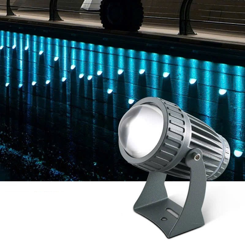 Đèn LED rọi sân vườn còn là “nghệ sĩ ánh sáng” giúp tạo hiệu ứng lung linh cho tường đá, mặt nước hay mảng xanh. Từng tia sáng rọi xuống tạo nên một không gian vừa hiện đại vừa thư giãn. Nâng tầm giá trị thẩm mỹ cho ngôi nhà hoặc công trình của bạn.