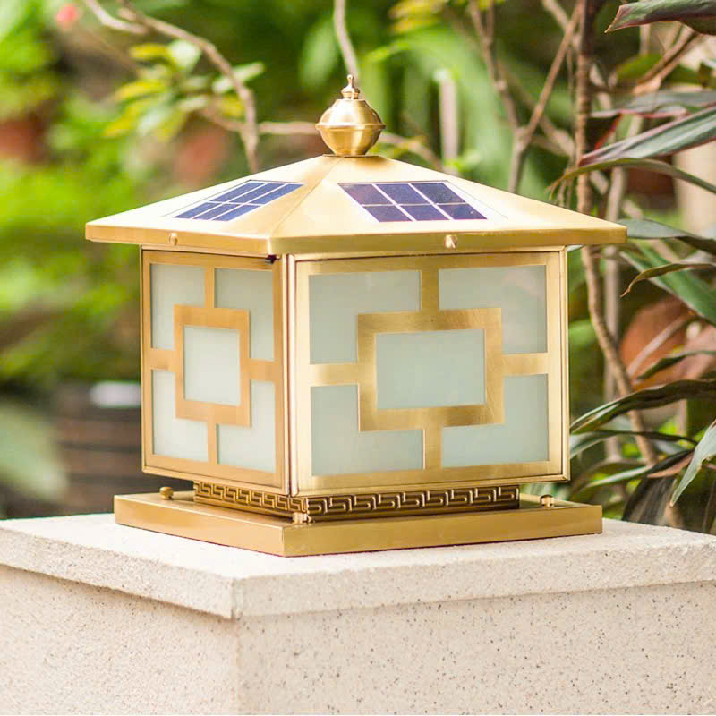 Đèn trụ cổng mạ vàng còn là tác phẩm nghệ thuật ngoại thất, tôn vinh giá trị thẩm mỹ và khẳng định phong cách sống của gia chủ. Mỗi chiếc đèn như một “ngọn hải đăng” thu nhỏ, vừa bảo vệ an toàn, vừa mang lại sự sang trọng, cuốn hút ngay từ ánh nhìn đầu tiên.