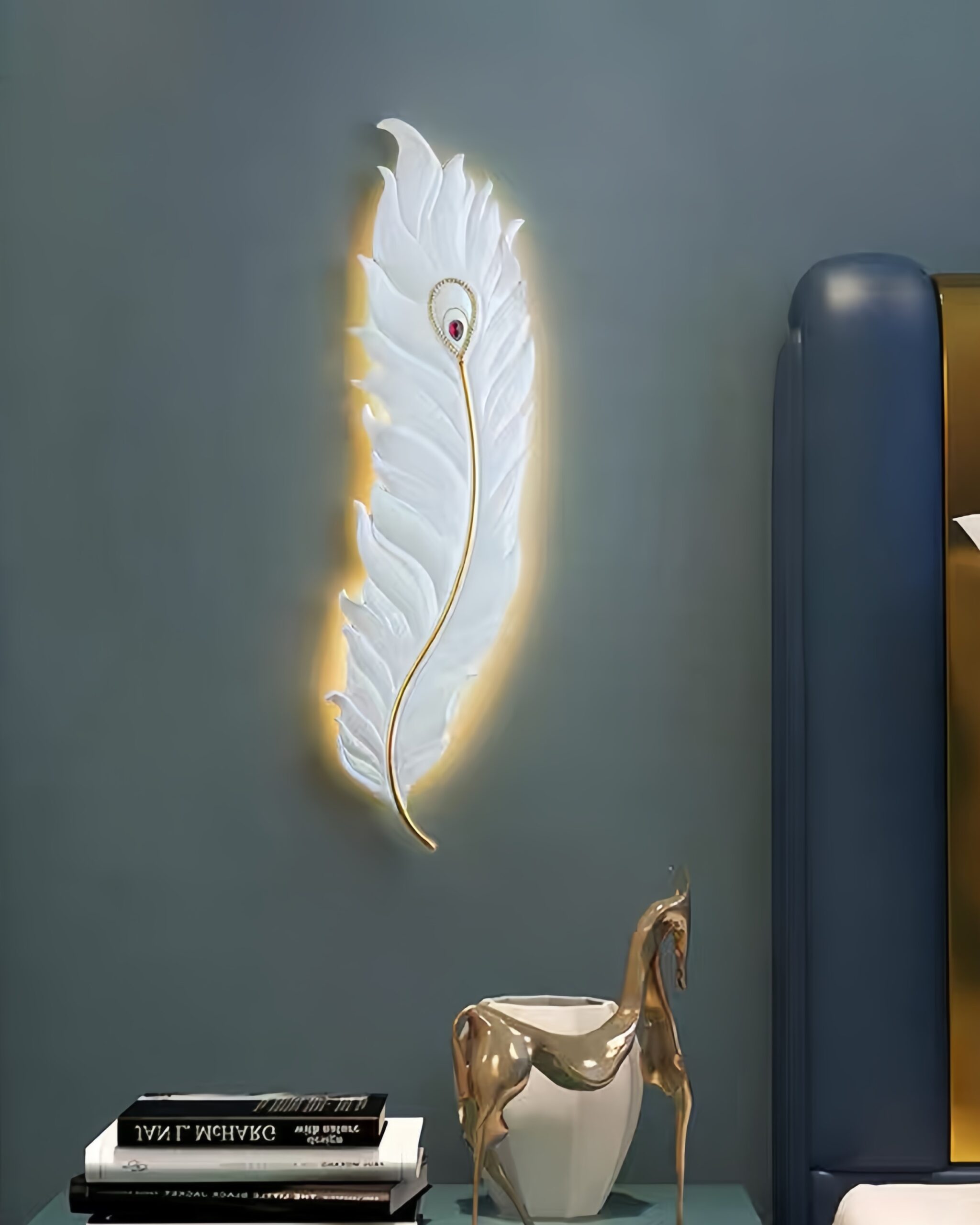 Đèn tường lông vũ SNT5844 được thiết kế theo phong cách tân cổ điển hiện đại (Neo-classical) với đường nét mềm mại, uyển chuyển...