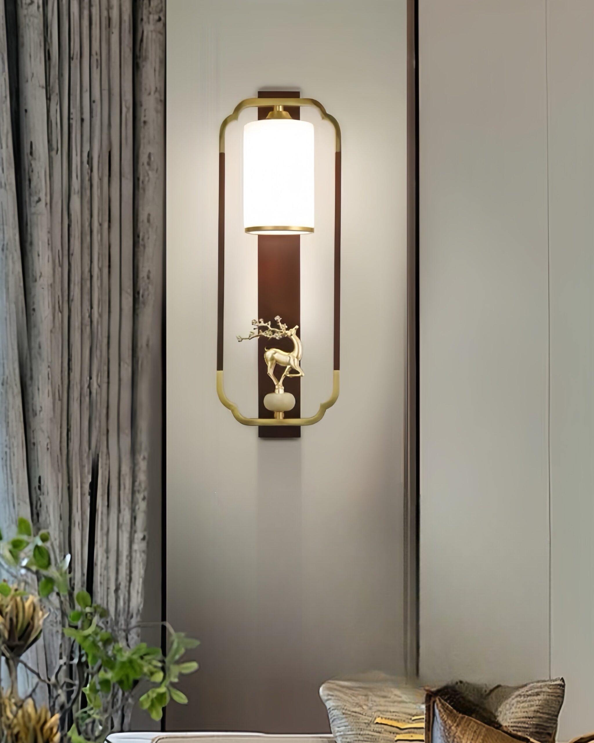 Đèn tường tùng hươu SNT5843 có kiểu dáng hình chữ nhật đứng được bo cong bốn góc. Gợi nhớ đến hình ảnh khung cửa sổ hoặc cổng vòm truyền thống...