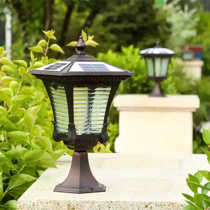 Đèn trụ cổng năng lượng mặt trời còn là điểm nhấn trang trí tinh tế, mang lại vẻ đẹp hiện đại, thân thiện với thiên nhiên. Đèn giúp không gian sân vườn thêm phần ấm áp, an toàn và sang trọng, thể hiện phong cách sống đẳng cấp của gia chủ.