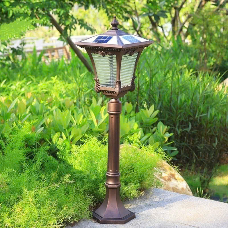 Đèn trụ sân vườn led năng lượng mặt trời không chỉ chiếu sáng đơn thuần mà còn là một chi tiết trang trí tinh tế. Ban ngày, chiếc đèn như một vật dụng ngoại thất sang trọng, hòa quyện với cây xanh và cảnh quan. Ban đêm, ánh sáng vàng ấm áp từ chiếc đèn tạo nên không gian lung linh, thư thái, biến khu vườn thành nơi tận hưởng trọn vẹn sự bình yên và lãng mạn.