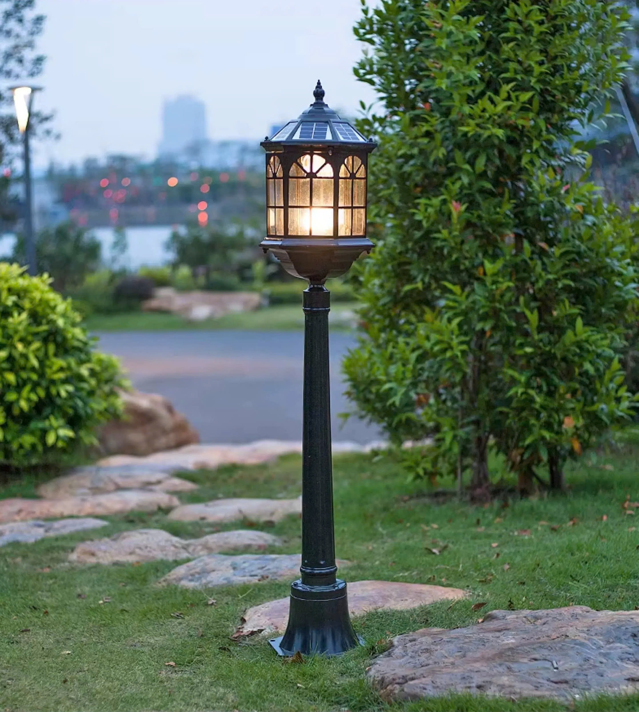 Ban ngày, đèn trụ sân vườn như một chi tiết ngoại thất trang trí sang trọng, tô điểm cho cảnh quan sân vườn. Ban đêm, ánh sáng vàng dịu dàng tỏa ra từ thân đèn không chỉ chiếu sáng lối đi mà còn tạo bầu không khí huyền ảo, biến không gian ngoài trời trở thành nơi lý tưởng để thư giãn, trò chuyện cùng gia đình và bạn bè.