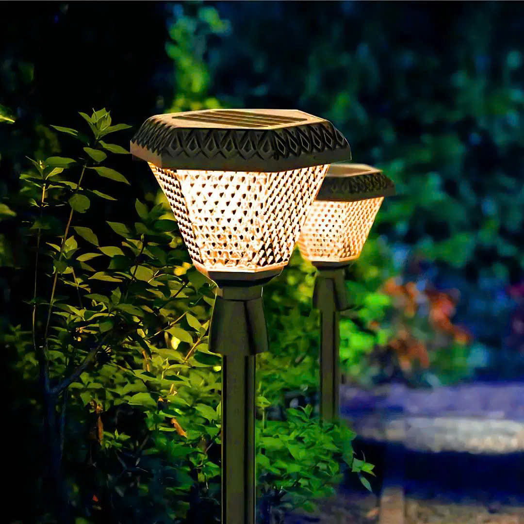 Đèn ghim cỏ sân vườn năng lượng mặt trời không chỉ là vật dụng chiếu sáng đơn thuần, mà còn là điểm nhấn trang trí tuyệt vời. Dọc lối đi, quanh hồ cá, dưới tán cây hay trong tiểu cảnh. Ánh sáng vàng ấm lan tỏa sẽ khiến không gian thêm phần lãng mạn, an yên và sang trọng. Đây chính là sự kết hợp hoàn hảo giữa công năng chiếu sáng, thẩm mỹ tinh tế và tính bền vững.