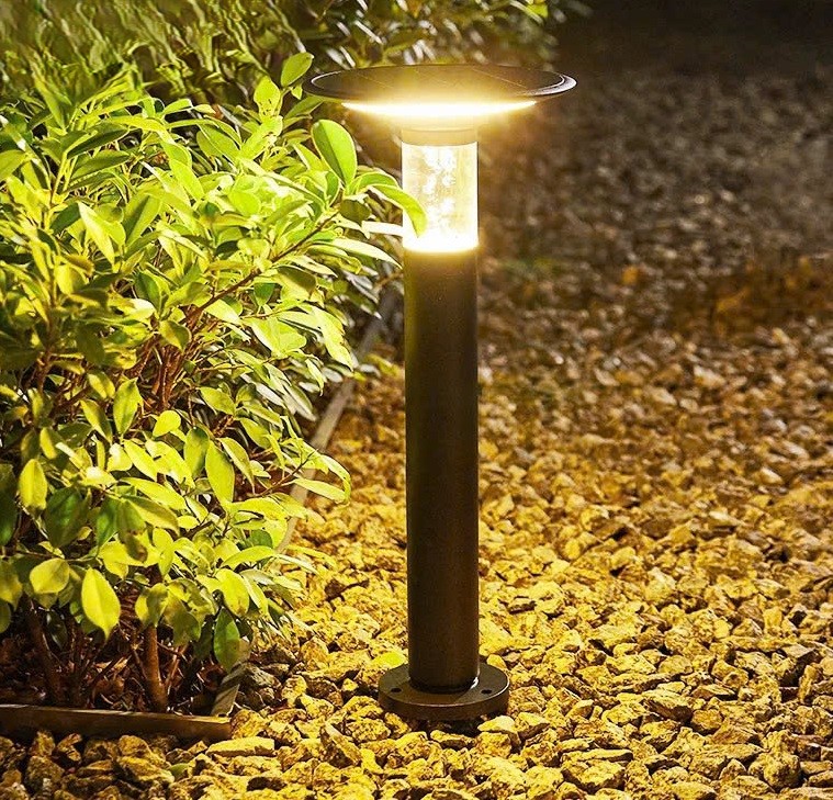 Đèn trụ sân vườn LED kiểu dáng đĩa bay không chỉ đơn thuần là thiết bị chiếu sáng, mà còn là “tác phẩm nghệ thuật” giúp nâng tầm không gian ngoại thất. Với ánh sáng vàng ấm áp, chiếc đèn mang lại cảm giác thư thái, tạo điểm nhấn nổi bật cho khu vườn vào ban đêm, đồng thời tăng tính thẩm mỹ và giá trị cho toàn bộ công trình.