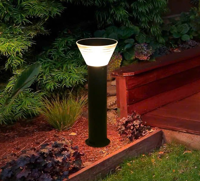Đèn trụ tròn sân vườn không chỉ đóng vai trò chiếu sáng, mà còn là điểm nhấn trang trí tinh tế, nâng tầm thẩm mỹ cho không gian ngoại thất. Dưới ánh sáng vàng ấm áp, khu vườn của bạn trở nên lãng mạn, sang trọng và đầy cảm xúc, mang lại trải nghiệm thư giãn tuyệt vời sau một ngày dài.