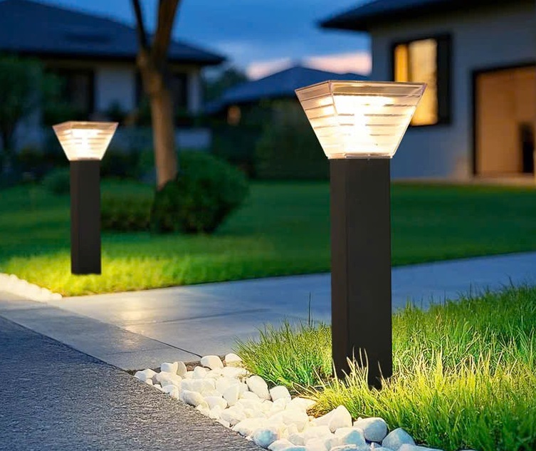Đèn trụ vuông sân vườn không chỉ đóng vai trò chiếu sáng, mà còn là điểm nhấn trang trí tinh tế, nâng tầm thẩm mỹ cho không gian ngoại thất. Dưới ánh sáng vàng ấm áp, khu vườn của bạn trở nên lãng mạn, sang trọng và đầy cảm xúc, mang lại trải nghiệm thư giãn tuyệt vời sau một ngày dài.